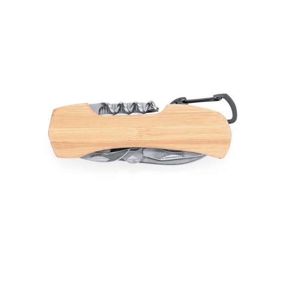 Navaja multiusos fabricada en acero inox y suave bambú. Con 9 funciones que incluyen cuchillo, tijeras, abrelatas, sacacorchos, destornillador philips, destornillador plano, lima y abrebotellas. Además, cuenta con un práctico enganche en forma de mosquetón. Presentada en caja de diseño kraft. Materiales como el bambú fomentan la utilización de materias primas naturales, reduciendo las emisiones contaminantes. Proviene de una planta de gran resistencia y versatilidad, con crecimiento y regeneración rápidos, siendo una excelente alternativa al uso de madera tradicional.