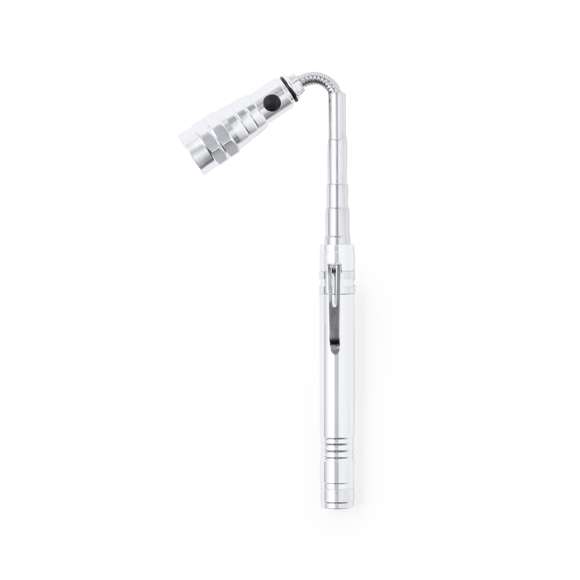 Linterna de aluminio práctica y versátil, con cabezal extensible (triplicando su longitud) y flexible para llegar a todos los lugares, además está equipado con imanes adaptándose a diversas necesidades. Cuenta con 3 potentes LEDs para una iluminación eficiente. Funciona con pilas de botón incluidas y presenta un clip metálico para facilitar su sujeción. Se presenta de manera individual en una caja de diseño kraft.