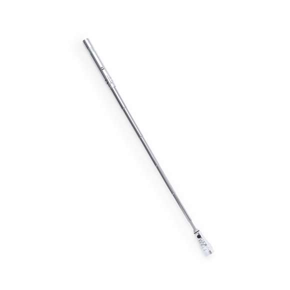 Linterna de aluminio práctica y versátil, con cabezal extensible (triplicando su longitud) y flexible para llegar a todos los lugares, además está equipado con imanes adaptándose a diversas necesidades. Cuenta con 3 potentes LEDs para una iluminación eficiente. Funciona con pilas de botón incluidas y presenta un clip metálico para facilitar su sujeción. Se presenta de manera individual en una caja de diseño kraft.