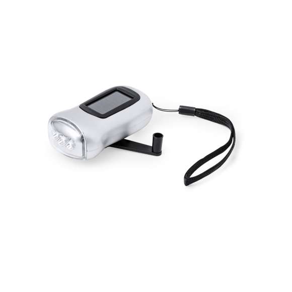 Linterna solar de mano, fabricada en resistente ABS. Su versatilidad con su doble función de carga: mediante la placa solar incorporada y de forma manual gracias a la dinamo integrada, ofreciendo una fuente de energía limpia y renovable reduciendo el consumo de pilas. Equipada con 3 potentes luces LEDs y un cordón que asegura un agarre firme para mayor comodidad. Presentada en caja de diseño kraft.