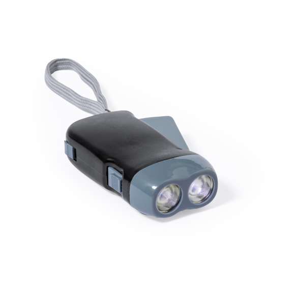 Linterna eco-amigable con 2 LEDs de carga manual mediante la dinamo incorporada; simplemente apretando el gatillo con una mano se genera energía, ofreciendo una fuente de luz sin generar residuos. En elegante color negro y gris, incluyeendo una cinta de transporte para mayor comodidad. Presentada en caja de diseño kraft.