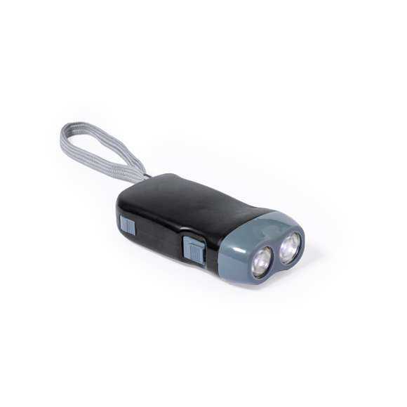 Linterna eco-amigable con 2 LEDs de carga manual mediante la dinamo incorporada; simplemente apretando el gatillo con una mano se genera energía, ofreciendo una fuente de luz sin generar residuos. En elegante color negro y gris, incluyeendo una cinta de transporte para mayor comodidad. Presentada en caja de diseño kraft.