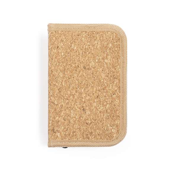 Set de herramientas de 24 accesorios en estuche de corcho con interior ordenado por elásticos. Incluye llaves de tubo, destornilladores de precisión (plano y philips), mango multifunción con diversas puntas intercambiables (extensión, cabezales philips, planos, de estrella y adaptador), cúter y un metro. Presentado en caja de diseño kraft.Elaborado con elementos vegetales para así fomentar la utilización de materias primas naturales y reducir las emisiones contaminantes.