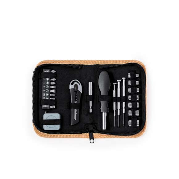 Set de herramientas de 24 accesorios en estuche de corcho con interior ordenado por elásticos. Incluye llaves de tubo, destornilladores de precisión (plano y philips), mango multifunción con diversas puntas intercambiables (extensión, cabezales philips, planos, de estrella y adaptador), cúter y un metro. Presentado en caja de diseño kraft.Elaborado con elementos vegetales para así fomentar la utilización de materias primas naturales y reducir las emisiones contaminantes.