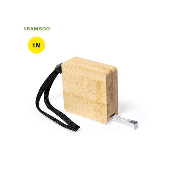 Flexómetro 1 m fabricado en bambú, con cuchilla metálica en centí metros y pulgadas. Con cinta para transporte y presentado en caja de diseño kraft. Materiales como el bambú fomentan la utilización de materias primas naturales reduciendo las emisiones contaminantes. Además, el bambú proviene de una planta de gran resistencia y versatilidad, con crecimiento y regeneración rápida, siendo una excelente alternativa al uso de madera tradicional.