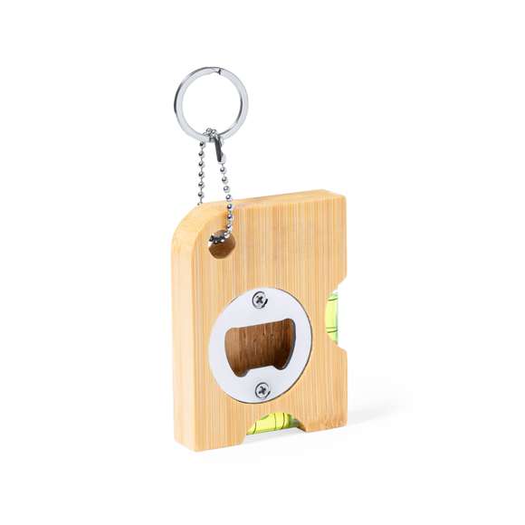 Práctico llavero multifunción fabricado en bambú, con abridor y útiles niveles integrados. Presentado individualmente en caja de diseño kraft. Materiales como el bambú fomentan la utilización de materias primas naturales, reduciendo las emisiones contaminantes. Proviene de una planta de gran resistencia y versatilidad, con crecimiento y regeneración rápidos, siendo una excelente alternativa al uso de madera tradicional.