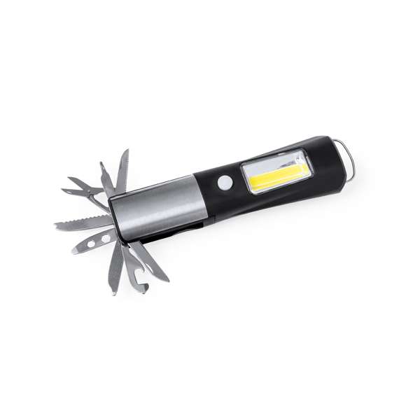 Práctica multiherramienta fabricada en resistente ABS y acero inox, con linterna frontal integrada de 1 LED. Incluye linterna lateral de 19 luces COB con dos posiciones de ilumincación (fija e intermitente). Dispone de 13 funciones, entre ellas cuchillo liso, de sierra, destornillador philips, tijeras, destornilladores planos, llave para tuercas hexagonales en varios tamaños, abrelatas, abrebotellas y una lima. Con imán de fijacion y asa. Alimentada con 3 pilas AAA, no incluidas. Presentada en caja de diseño kraft.