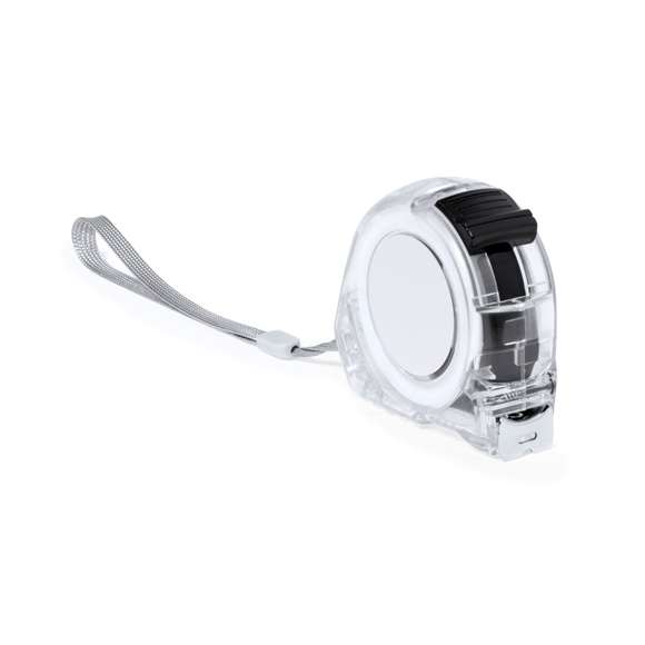 Flexómetro de 5 metros con cuchilla metálica y mecanismo de bloqueo. Con cuerpo en original acabado transparente, clip metálico para cinturón y cinta de transporte, con zona especial de marcaje. Presentado individualmente en caja de diseño kraft.