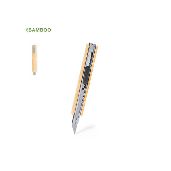 Cutter metálico con carcasa fabricada en bambú. Con mango ergonómico troquelado y clip extraíble con ranura para corte de cuchillas. Presentado individualmente en bolsa de papel reciclado. Materiales como el bambú fomentan la utilización de materias primas naturales, reduciendo las emisiones contaminantes. Proviene de una planta de gran resistencia y versatilidad, con crecimiento y regeneración rápidos, siendo una excelente alternativa al uso de madera tradicional.