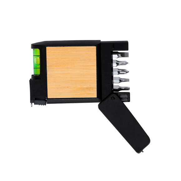 Flexómetro multiherramienta 3m, fabricado en resistente combinación de bambú y ABS. Con 7 funciones: cinta métrica de 3 metros, destornillador con diversas puntas (planas, philips y allen); y nivel integrado. De elegante diseño en negro, con detalles en bambú y viene presentado individualmente en caja de diseño kraft.Materiales como el bambú fomentan la utilización de materias primas naturales, reduciendo las emisiones contaminantes. Proviene de una planta de gran resistencia y versatilidad, con crecimiento y regeneración rápidos, siendo una excelente alternativa al uso de madera tradicional.