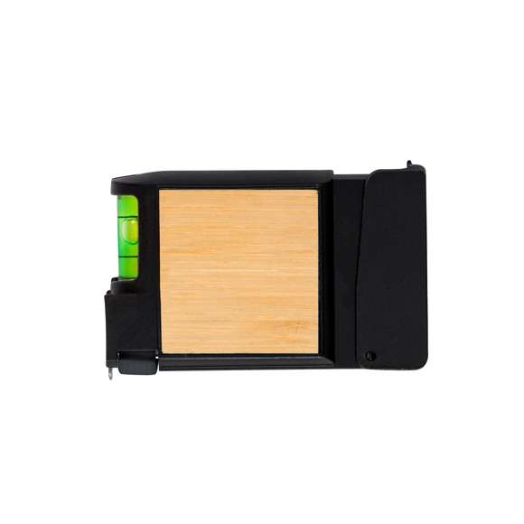 Flexómetro multiherramienta 3m, fabricado en resistente combinación de bambú y ABS. Con 7 funciones: cinta métrica de 3 metros, destornillador con diversas puntas (planas, philips y allen); y nivel integrado. De elegante diseño en negro, con detalles en bambú y viene presentado individualmente en caja de diseño kraft.Materiales como el bambú fomentan la utilización de materias primas naturales, reduciendo las emisiones contaminantes. Proviene de una planta de gran resistencia y versatilidad, con crecimiento y regeneración rápidos, siendo una excelente alternativa al uso de madera tradicional.