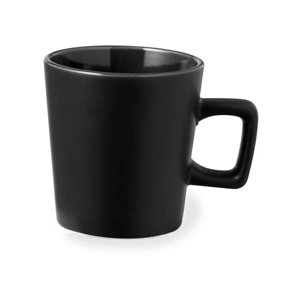 Taza de cerámica con 300 ml de capacidad. Distinguido diseño con asa cuadrada y en diversos colores mate. Presentada en caja individual acabado kraft.
