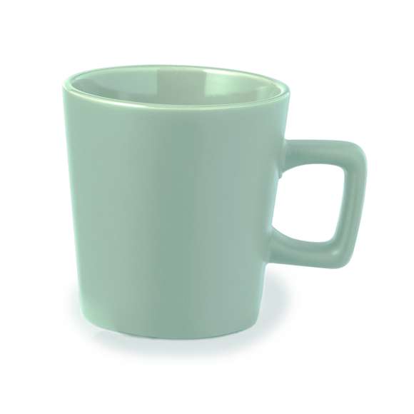 Taza de cerámica con 300 ml de capacidad. Distinguido diseño con asa cuadrada y en diversos colores mate. Presentada en caja individual acabado kraft.
