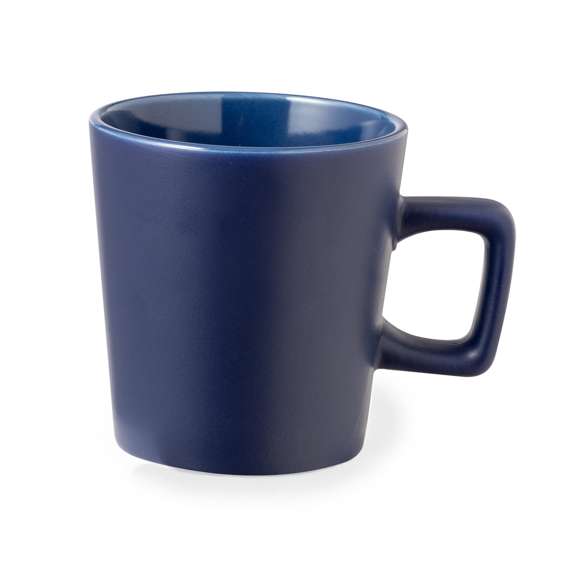 Taza de cerámica con 300 ml de capacidad. Distinguido diseño con asa cuadrada y en diversos colores mate. Presentada en caja individual acabado kraft.
