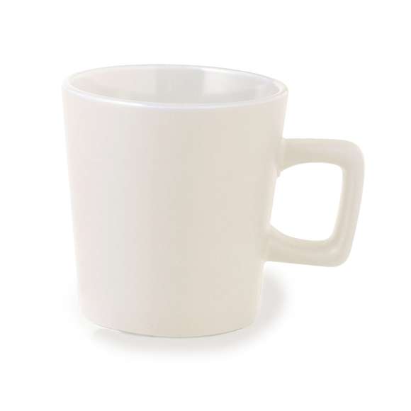 Taza de cerámica con 300 ml de capacidad. Distinguido diseño con asa cuadrada y en diversos colores mate. Presentada en caja individual acabado kraft.