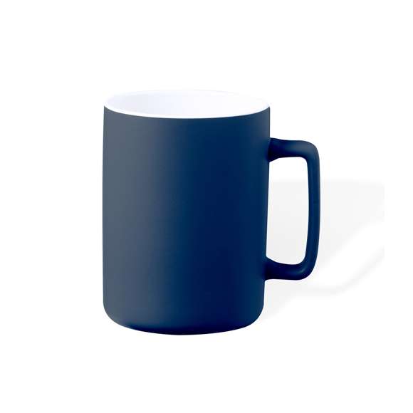 Taza de cerámica con 420 ml de capacidad. Distinguido diseño con asa cuadrada en combinación de interior en color blanco y exterior en variada gama de colores mate. Presentada en caja individual acabado kraft.