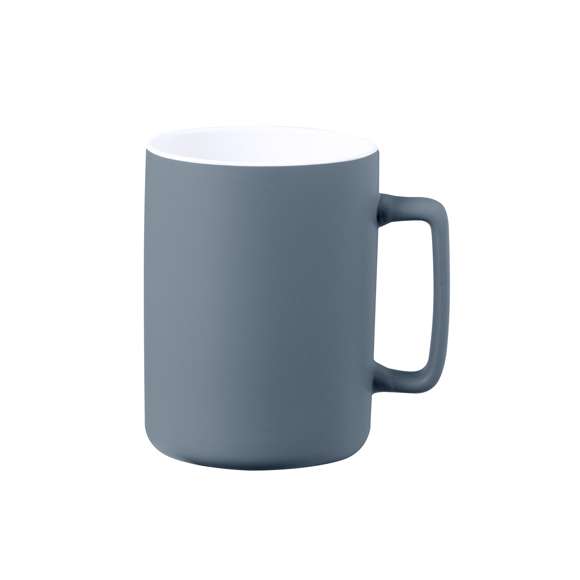 Taza de cerámica con 420 ml de capacidad. Distinguido diseño con asa cuadrada en combinación de interior en color blanco y exterior en variada gama de colores mate. Presentada en caja individual acabado kraft.