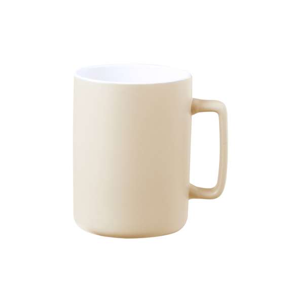 Taza de cerámica con 420 ml de capacidad. Distinguido diseño con asa cuadrada en combinación de interior en color blanco y exterior en variada gama de colores mate. Presentada en caja individual acabado kraft.