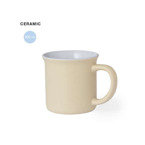 Taza de cerámica con 300 ml de capacidad. Distinguido diseño vintage en combinación de interior en color blanco y exterior en variada gama de colores mate. Presentada en caja individual acabado kraft.