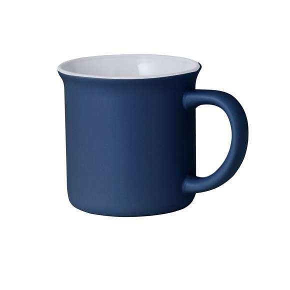Taza de cerámica con 300 ml de capacidad. Distinguido diseño vintage en combinación de interior en color blanco y exterior en variada gama de colores mate. Presentada en caja individual acabado kraft.
