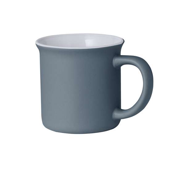 Taza de cerámica con 300 ml de capacidad. Distinguido diseño vintage en combinación de interior en color blanco y exterior en variada gama de colores mate. Presentada en caja individual acabado kraft.