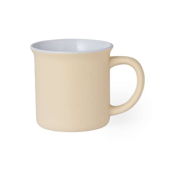Taza de cerámica con 300 ml de capacidad. Distinguido diseño vintage en combinación de interior en color blanco y exterior en variada gama de colores mate. Presentada en caja individual acabado kraft.
