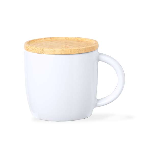 Taza de cerámica con 350 ml de capacidad. Distinguido diseño que combina cerámica con una tapadera de bambú de doble función, sirviendo tanto como tapadera como posavasos. Disponible en elegantes colores blanco y negro. Presentada en caja individual acabado kraft.Materiales como el bambú fomentan la utilización de materias primas naturales, reduciendo las emisiones contaminantes. Proviene de una planta de gran resistencia y versatilidad, con crecimiento y regeneración rápidos, siendo una excelente alternativa al uso de madera tradicional.