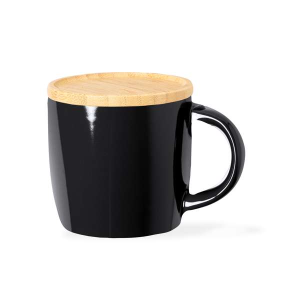 Taza de cerámica con 350 ml de capacidad. Distinguido diseño que combina cerámica con una tapadera de bambú de doble función, sirviendo tanto como tapadera como posavasos. Disponible en elegantes colores blanco y negro. Presentada en caja individual acabado kraft.Materiales como el bambú fomentan la utilización de materias primas naturales, reduciendo las emisiones contaminantes. Proviene de una planta de gran resistencia y versatilidad, con crecimiento y regeneración rápidos, siendo una excelente alternativa al uso de madera tradicional.