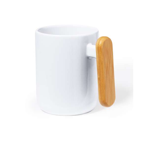 Taza de cerámica de 480 ml de capacidad, en elegante color blanco. Distinguido diseño en combinación cerámica con asa de bambú. Presentada en caja individual acabado kraft.Materiales como el bambú fomentan la utilización de materias primas naturales, reduciendo las emisiones contaminantes. Proviene de una planta de gran resistencia y versatilidad, con crecimiento y regeneración rápidos, siendo una excelente alternativa al uso de madera tradicional.