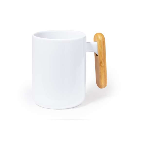 Taza de cerámica de 480 ml de capacidad, en elegante color blanco. Distinguido diseño en combinación cerámica con asa de bambú. Presentada en caja individual acabado kraft.Materiales como el bambú fomentan la utilización de materias primas naturales, reduciendo las emisiones contaminantes. Proviene de una planta de gran resistencia y versatilidad, con crecimiento y regeneración rápidos, siendo una excelente alternativa al uso de madera tradicional.