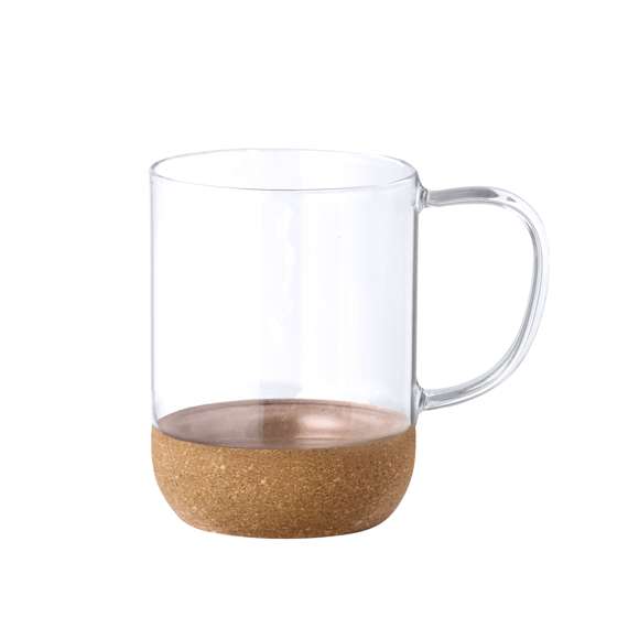 Taza de cristal de borosilicato con 450 ml de capacidad. Distinguido diseño en combinación de cristal con corcho, en variada gama de colores translúcidos. Presentada en caja individual acabado kraft.Elaborado con elementos vegetales para así fomentar la utilización de materias primas naturales y reducir las emisiones contaminantes.Fabricado en cristal de borosilicato, que ofrece una resistencia y durabilidad excepcionales, alargando su vida útil y pudiendo ser reutilizado infinidad de veces.