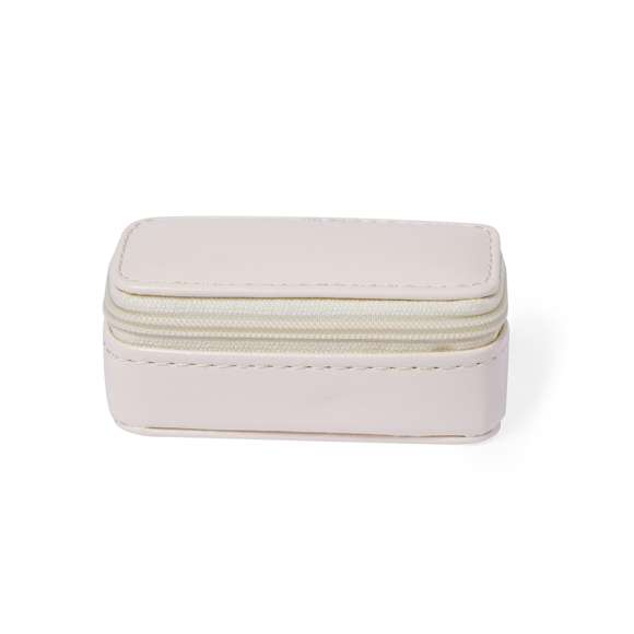 Estuche joyero fabricado en polipiel. Diseño de color natural con cierre de cremallera y dos compartimentos en su interior. Un compartimento en forma de cajita y otro compartimento con almohadillas para sujetar anillos y pendientes, forrado de suave tela. Presentado en una bolsa de papel individual.