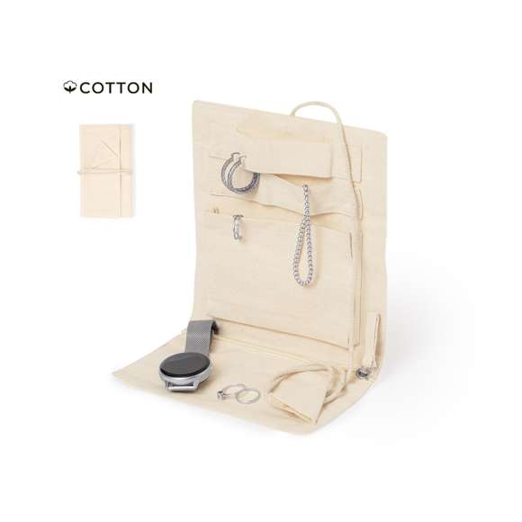 Joyero plegable fabricado en algodón, para guardar preciados artículos personales. Confeccionado en 3 partes de color natural: parte superior con cintas, parte central con bolsillo y parte inferior con bolsillo de cremallera, pudiendo plegarlo y sujetarlo firmemente con su cordón a juego.