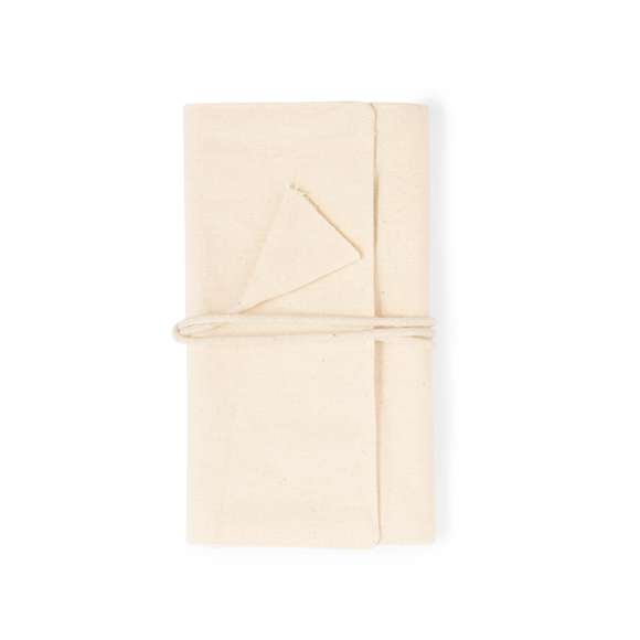 Joyero plegable fabricado en algodón, para guardar preciados artículos personales. Confeccionado en 3 partes de color natural: parte superior con cintas, parte central con bolsillo y parte inferior con bolsillo de cremallera, pudiendo plegarlo y sujetarlo firmemente con su cordón a juego.