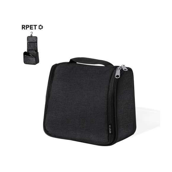 Neceser fabricado en RPET para guardar los objetos de higiene personal, con práctico gancho para poder sujetarlo en cualquier sitio. Práctico Interior con bolsillos de redecilla transpirables, que permiten ver los objetos que hay dentro. Con logotipo RPET en etiqueta. Disponible en varios colores y presentado en una bolsa individual reciclada. El material RPET se elabora a partir de plástico reciclado, para así fomentar la reutilización de residuos plásticos y ayudar a la sostenibilidad del planeta.