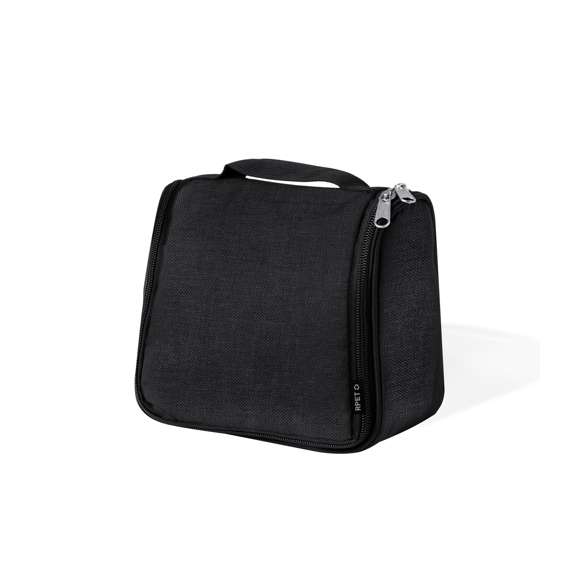 Neceser fabricado en RPET para guardar los objetos de higiene personal, con práctico gancho para poder sujetarlo en cualquier sitio. Práctico Interior con bolsillos de redecilla transpirables, que permiten ver los objetos que hay dentro. Con logotipo RPET en etiqueta. Disponible en varios colores y presentado en una bolsa individual reciclada. El material RPET se elabora a partir de plástico reciclado, para así fomentar la reutilización de residuos plásticos y ayudar a la sostenibilidad del planeta.