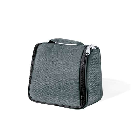 Neceser fabricado en RPET para guardar los objetos de higiene personal, con práctico gancho para poder sujetarlo en cualquier sitio. Práctico Interior con bolsillos de redecilla transpirables, que permiten ver los objetos que hay dentro. Con logotipo RPET en etiqueta. Disponible en varios colores y presentado en una bolsa individual reciclada. El material RPET se elabora a partir de plástico reciclado, para así fomentar la reutilización de residuos plásticos y ayudar a la sostenibilidad del planeta.