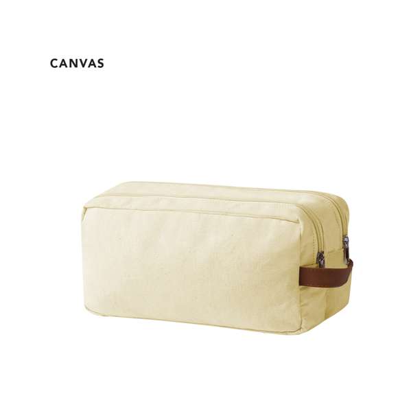 Neceser de doble compartimento fabricado en resistente canvas. Con cierre de cremallera, tiradores y asa en polipiel marrón. Disponible en elegantes colores.