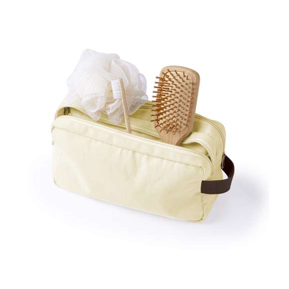 Neceser de doble compartimento fabricado en resistente canvas. Con cierre de cremallera, tiradores y asa en polipiel marrón. Disponible en elegantes colores.