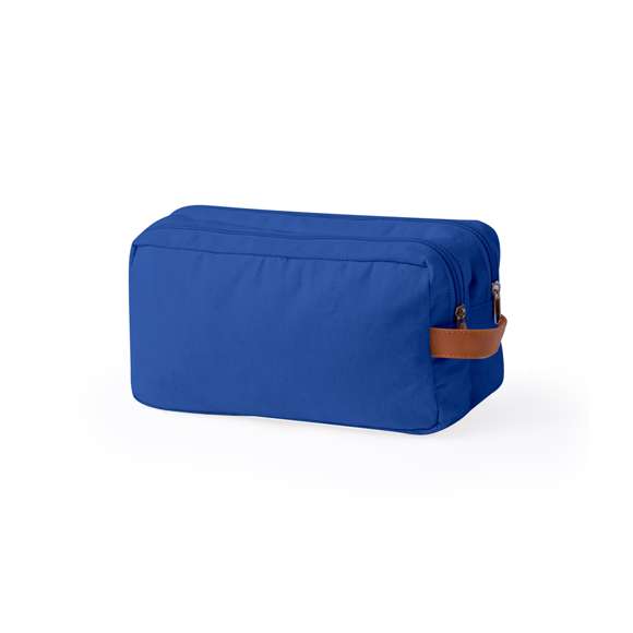 Neceser de doble compartimento fabricado en resistente canvas. Con cierre de cremallera, tiradores y asa en polipiel marrón. Disponible en elegantes colores.