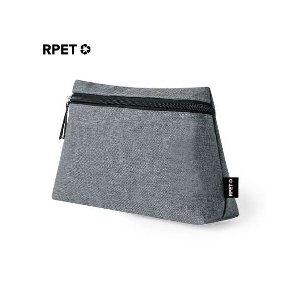 Neceser multiusos en resistente 600D RPET. Con cierre de cremallera y tirador a juego de la tela. Disponible en variada gama de colores, con logotipo RPET en etiqueta exterior.El material RPET se elabora a partir de plástico reciclado, para así fomentar la reutilización de residuos plásticos y ayudar a la sostenibilidad del planeta.