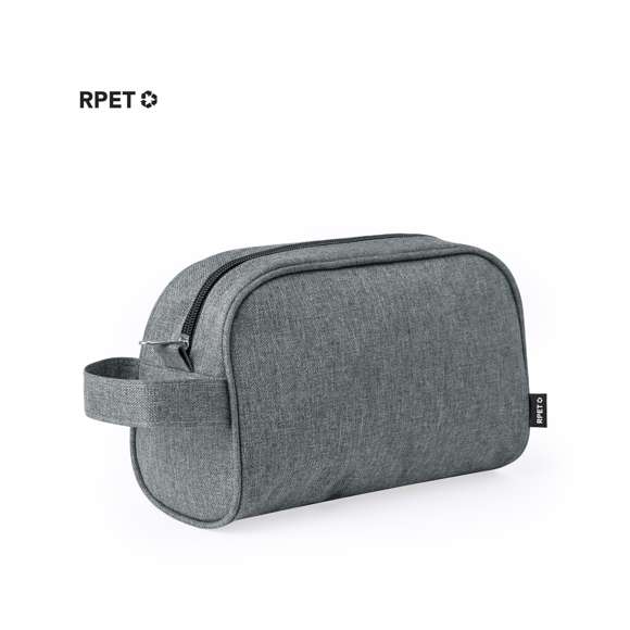 Neceser multiusos en resistente 600D RPET. Con cierre de cremallera y tirador metálico. Disponible en variada gama de elegantes colores, con logotipo RPET en etiqueta exterior.El material RPET se elabora a partir de plástico reciclado, para así fomentar la reutilización de residuos plásticos y ayudar a la sostenibilidad del planeta.