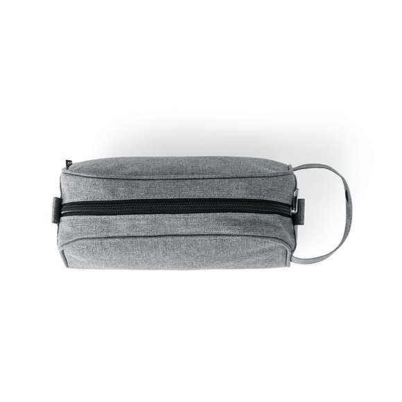Neceser multiusos en resistente 600D RPET. Con cierre de cremallera y tirador metálico. Disponible en variada gama de elegantes colores, con logotipo RPET en etiqueta exterior.El material RPET se elabora a partir de plástico reciclado, para así fomentar la reutilización de residuos plásticos y ayudar a la sostenibilidad del planeta.