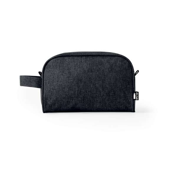 Neceser multiusos en resistente 600D RPET. Con cierre de cremallera y tirador metálico. Disponible en variada gama de elegantes colores, con logotipo RPET en etiqueta exterior.El material RPET se elabora a partir de plástico reciclado, para así fomentar la reutilización de residuos plásticos y ayudar a la sostenibilidad del planeta.