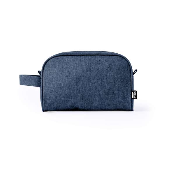Neceser multiusos en resistente 600D RPET. Con cierre de cremallera y tirador metálico. Disponible en variada gama de elegantes colores, con logotipo RPET en etiqueta exterior.El material RPET se elabora a partir de plástico reciclado, para así fomentar la reutilización de residuos plásticos y ayudar a la sostenibilidad del planeta.