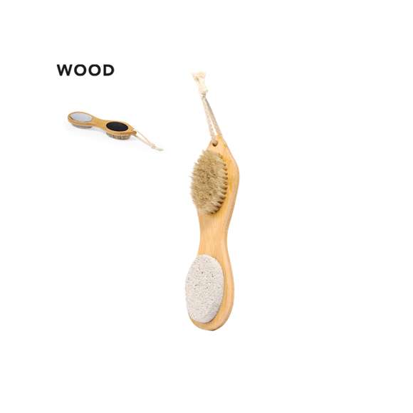 Práctico cepillo exfoliante en madera natural. Cuatro funciones diferentes en cada extremo del cepillo: en un extremo con piedra pómez y lija metálica; y en el otro extremo con lija natural y suaves cerdas. Con práctico cordón para colgarlo después de su uso.
