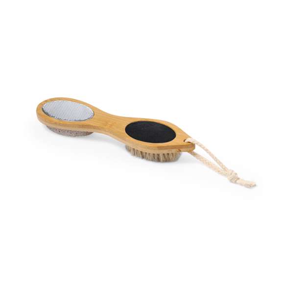 Práctico cepillo exfoliante en madera natural. Cuatro funciones diferentes en cada extremo del cepillo: en un extremo con piedra pómez y lija metálica; y en el otro extremo con lija natural y suaves cerdas. Con práctico cordón para colgarlo después de su uso.