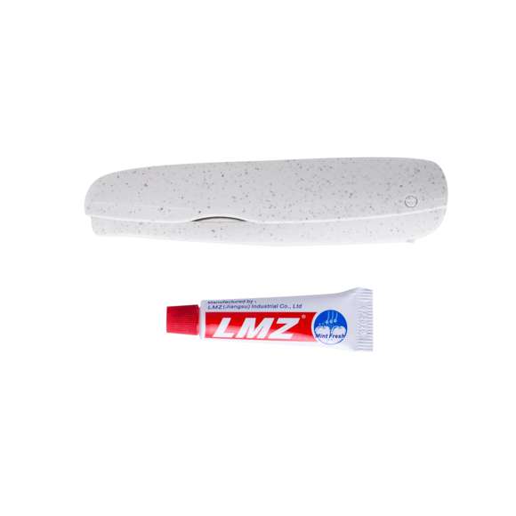 Práctico cepillo de dientes plegable fabricado en resistente caña de trigo. Incluye compartimento para guardar un tubo de pasta de dientes de 6g (incluido).La caña de trigo fomenta la utilización de materias primas naturales, reduciendo así las emisiones contaminantes.