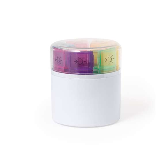 Compacto pastillero semanal. Estuche en forma de cilindro con 7 compartimentos diferenciados por colores y siglas para identificar rápidamente el día de la semana. Cada compartimento está dividido en 4 casillas independientes correspondientes a cada parte del día. Presentado individualmente en bolsa reciclada.