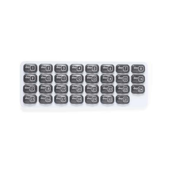 Original pastillero mensual fabricado en resistente PP. Organizador de 31 casillas independientes y extraíbles para guardar día a día todos los comprimidos necesarios. Elegante base blanca y casillas de color gris con el día del mes marcado. Presentado en bolsa individual.